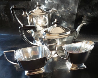 Harrison Fisher & Co 3080, Service à thé et à café en métal argenté quatre pièces de style Art déco ancien. Vers 1920.