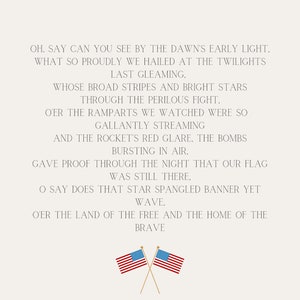 Può includere: Un'immagine patriottica con il testo dell'inno nazionale americano, "The Star-Spangled Banner", stampato in bianco su uno sfondo bianco. Due bandiere americane incrociate si trovano nella parte inferiore dell'immagine.