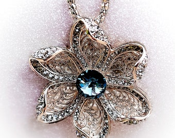 Collier sautoir fleur en métal couleur bronze et cristal Swarovski bleu - Pendentif broche 2 en 1