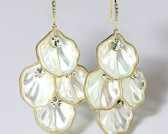 boucles d'oreilles pendantes fleurs - nacre opale blanche, Boucle d oreille Pendante Originale taille ideale, bijoux d'oreille