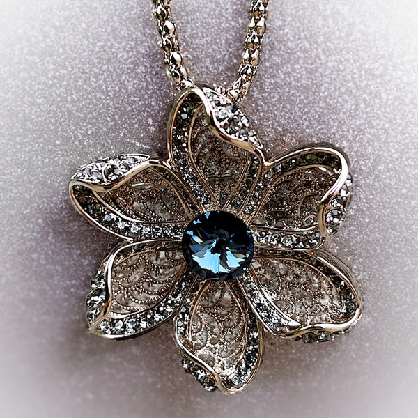 Collier sautoir fleur en métal couleur bronze et cristal Swarovski bleu - Pendentif broche 2 en 1