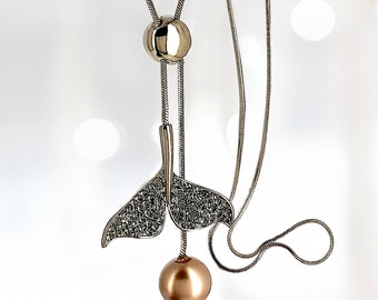 Collier réglable sautoir ou ras de cou avec pendentif queue de baleine en acier et perle: un sautoir femme fantaisie long argent/bronze