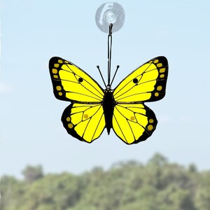 Bewölkter gelber Schmetterling Suncatcher, Glasmalerei Fensterbehang, Geschenk für Mama, Muttertagsgeschenk, handgemachtes Wohndekor, moderne Kunst
