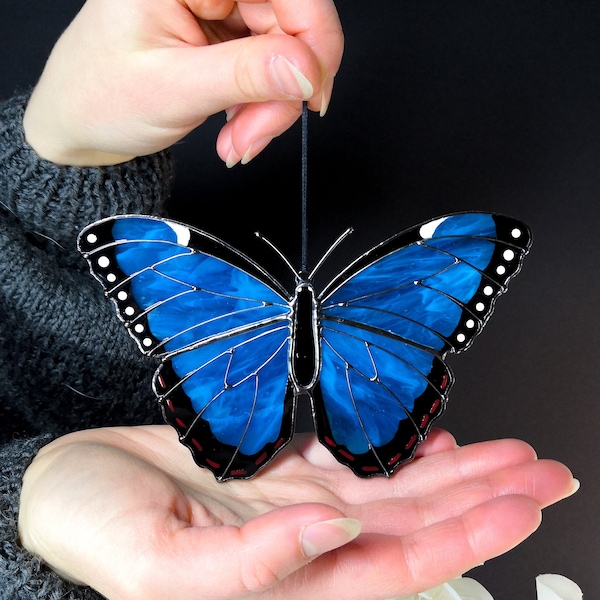 Capteur de soleil papillon morpho bleu Peleides, tentures de vitrail, cadeau unique de fête des mères, cadeau pour maman, décoration d'intérieur faite main