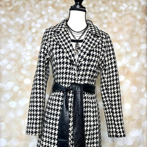 Chic Women&#39;s Black & White Houndstooth Coat | Double-Breasted 3/4 Length, Leather Belt Closure