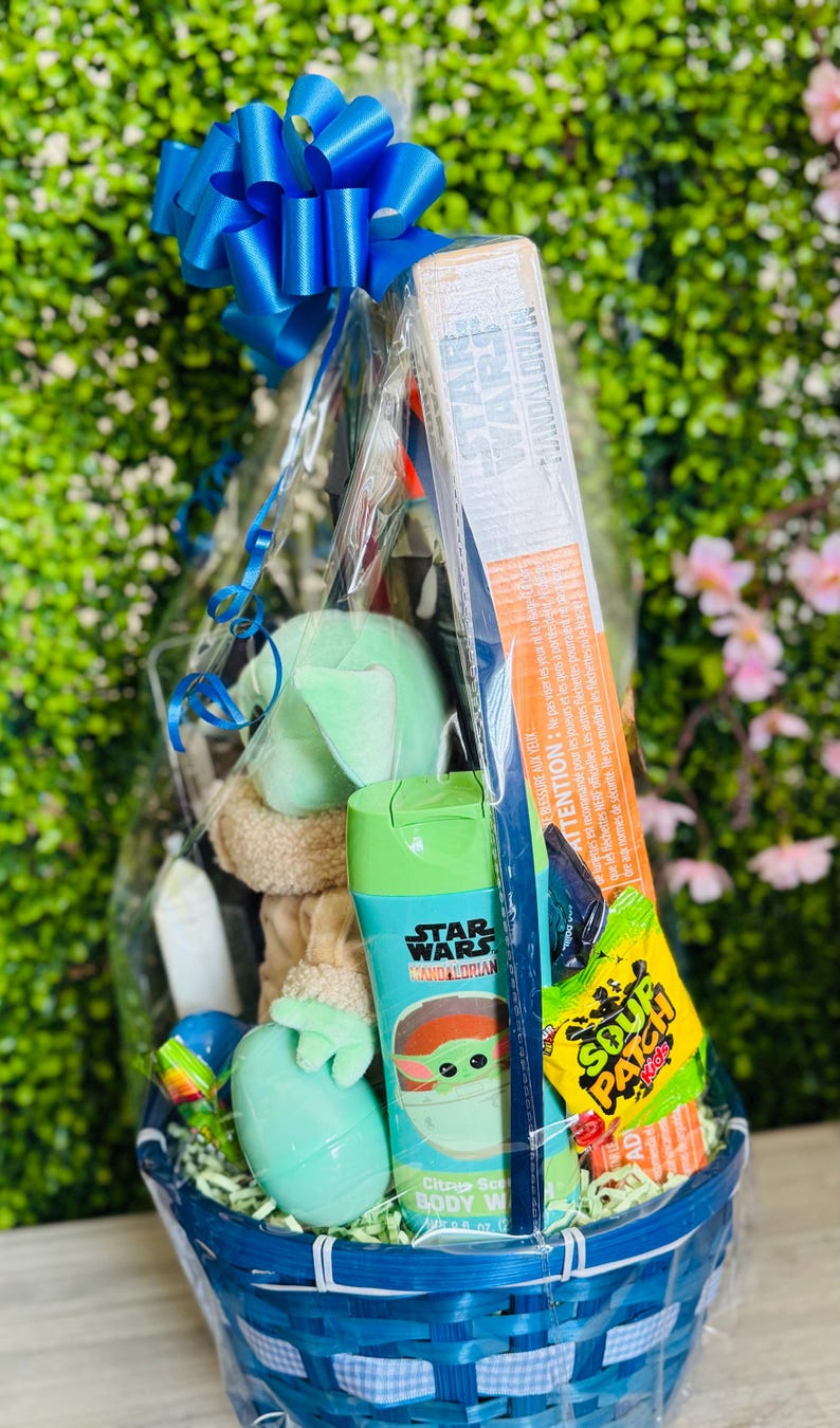 Pu&ograve; includere: Un set regalo in un cestino blu intrecciato con un fiocco blu, contenente un bagnoschiuma a tema Star Wars Mandalorian, un peluche e caramelle. Il set regalo &egrave; avvolto in cellophane trasparente.