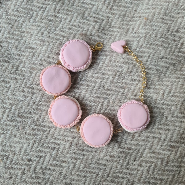 Bracelet macaron rose pastel, joli petit bijou kawaii rose pastel avec breloques gourmandes