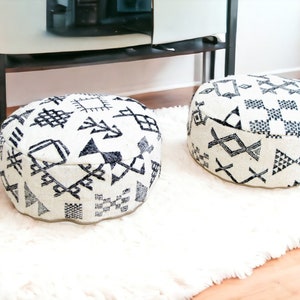 Set mit 2 marokkanischen Kilim-Sitzkissen: Vintage Beni Ourain Ottomane, Meditationskissen