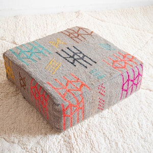 2er Set Marokkanischer Kilim Pouf: Quadratisches Bodenkissen, Vintage Ottomane