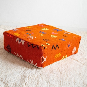 Oranger marokkanischer Kilim Pouf: Vintage Beni Ourain Ottoman Bezug