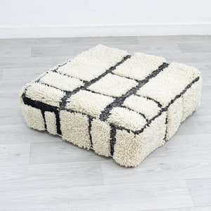 Handgemachter marokkanischer Wollpouf: Beni Ourain Ottoman, quadratisches Kissen