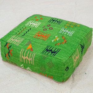 Set mit 2 grünen marokkanischen Kelim-Poufs: Quadratischer Berber Ottoman, Meditationskissen
