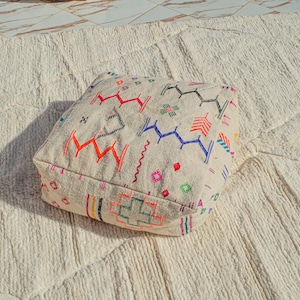 Kelim Pouf, Bodenpouf, Vintage marokkanischer Ottoman, Beniourain quadratischer Pouf, Meditationskissen, roter Kelim-Kissenbezug im Freien