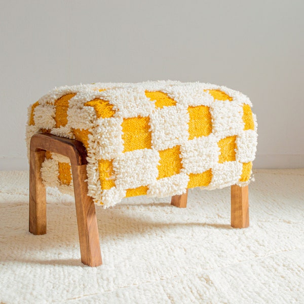 Marokkanische Kelim-Bank, Boucle-Ottomane, Teddy-Beinstütze, Sherpa-Stuhl, handgefertigter Mid-Century-Sessel, marokkanischer Holz-Pouf