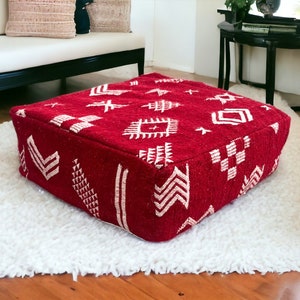 Handgefertigter marokkanischer Kilim Pouf: Quadratischer Woll-Ottoman, roter Kissenbezug