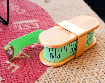 Paquete de 3 carretes de almacenamiento para cinta métrica de tela. Organizador seguro de cinta métrica de 120 pulgadas. Soporte duradero para cinta métrica para costureras y sastres.