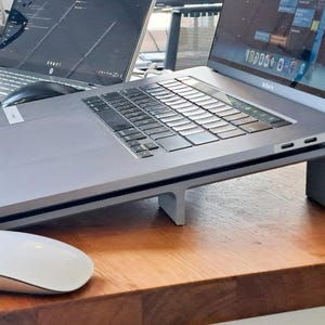 Ergonomische laptopstandaard met kantelmechanisme, platform voor extra grip en verstelbare koeling. afbeelding 2