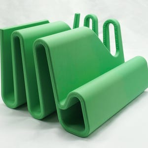 Device Taco 3D printed device organizer in green, wave-shaped multi-slot dock