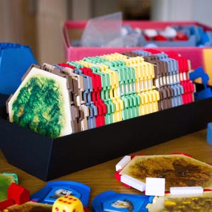 Soportes hexagonales (paquete de 19 o combo completo) para la organización de juegos de mesa de asentamiento y comercio basados en hexágonos.