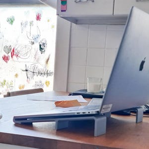 Ergonomische laptopstandaard met kantelmechanisme, platform voor extra grip en verstelbare koeling. afbeelding 1