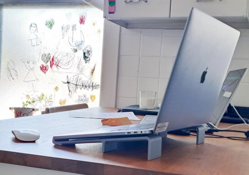Ergonomische laptopstandaard met kantelmechanisme, platform voor extra grip en verstelbare koeling. afbeelding 1