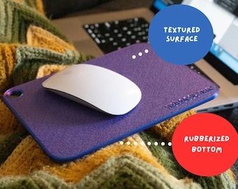 Alfombrilla de ratón para escritorio portátil (paquete de 2) de superficie dura para sofá, cama o sillón con base antideslizante.