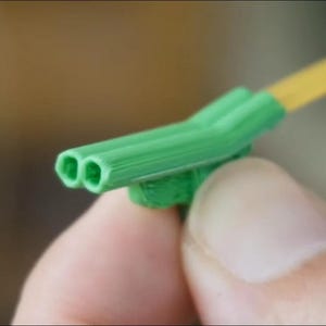 Miniaturowa zabawka do strzelania spaghetti – plastikowa wyrzutnia spaghetti z dwoma lufami | Opakowanie 20 sztuk, zabawny upominek na imprezę, prezent do skarpety, żart dla dzieci i młodzieży zdjęcie 1