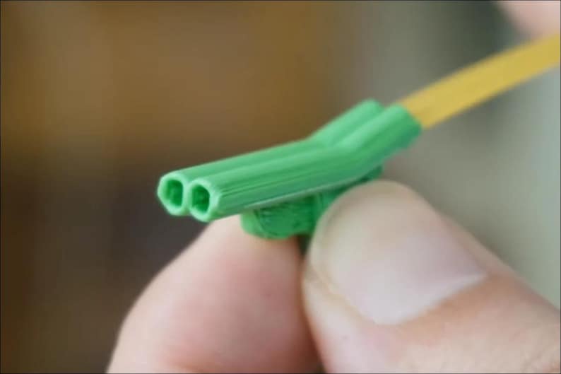 Miniaturowa zabawka do strzelania spaghetti – plastikowa wyrzutnia spaghetti z dwoma lufami | Opakowanie 20 sztuk, zabawny upominek na imprezę, prezent do skarpety, żart dla dzieci i młodzieży zdjęcie 1