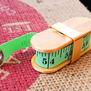 Cinta métrica de tela, paquete de 3 carretes de almacenamiento, organizador de cinta métrica seguro de 120 pulgadas, soporte de cinta métrica duradero para costureras y sastres.