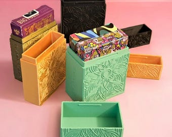 Estuche protector para naipes de plástico rígido, duradero, elegante y portátil.