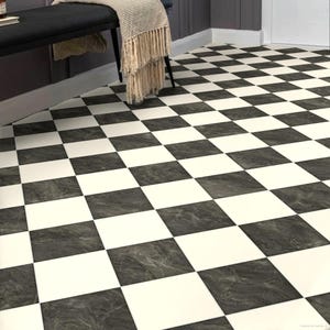 Peut inclure: Un sol présentant un motif en damier répétitif composé de carrés blancs alternant avec des carrés gris foncé à texture de marbre. Un banc noir avec un plaid beige à franges est placé dans le coin supérieur gauche de la pièce.