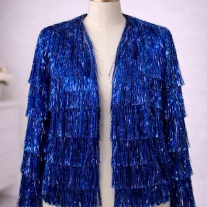 Chaqueta con flecos brillantes y borlas en capas