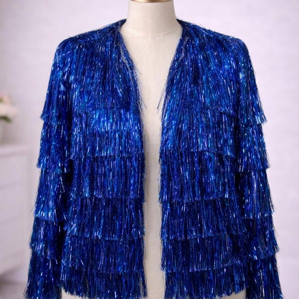 Chaqueta con flecos brillantes y borlas en capas