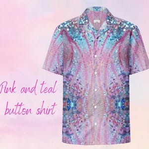 Può includere: Una camicia con bottoni rosa e turchese con un motivo scintillante e iridescente.