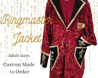 Puede incluir: Una chaqueta de maestro de ceremonias roja con lentejuelas, ribetes negros y dorados. La chaqueta tiene un cierre de botón dorado y dos bolsillos con bordados dorados. El texto "Ringmaster Jacket" está escrito en letras doradas sobre un fondo dorado. El texto "Adult sizes Custom Made to Order By IVIE + JADE" está escrito en letras negras sobre un fondo blanco.