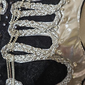 Avantgarde glittrig militärjacka – Ikonisk popturné – inspirerad performancekostym – matchande bodysuit finns också bild 10