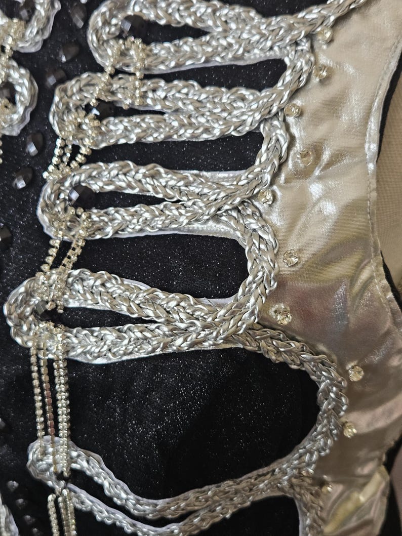 Avantgarde glittrig militärjacka – Ikonisk popturné – inspirerad performancekostym – matchande bodysuit finns också bild 10