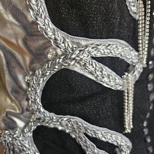 Avantgarde glittrig militärjacka – Ikonisk popturné – inspirerad performancekostym – matchande bodysuit finns också bild 13
