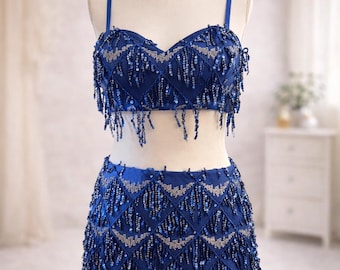 Conjunto de dos piezas con flecos y lentejuelas brillantes: top corto y minifalda.