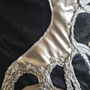 Avantgarde glittrig militärjacka – Ikonisk popturné – inspirerad performancekostym – matchande bodysuit finns också bild 14