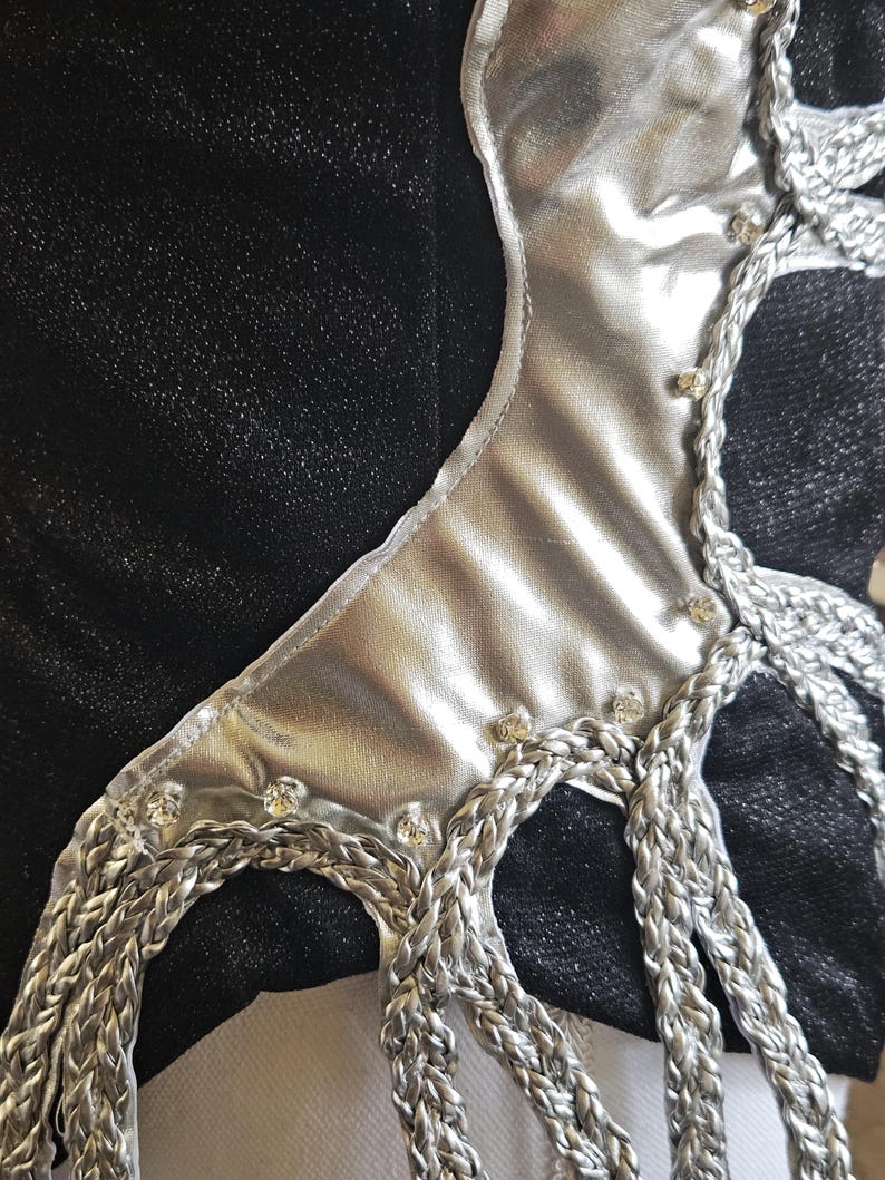 Avantgarde glittrig militärjacka – Ikonisk popturné – inspirerad performancekostym – matchande bodysuit finns också bild 14