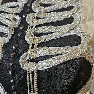 Avantgarde glittrig militärjacka – Ikonisk popturné – inspirerad performancekostym – matchande bodysuit finns också bild 9
