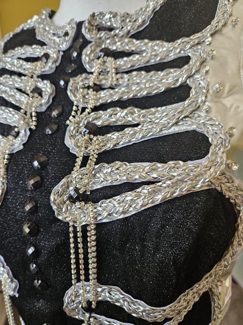Avantgarde glittrig militärjacka – Ikonisk popturné – inspirerad performancekostym – matchande bodysuit finns också bild 9