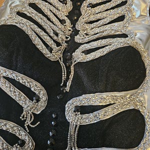Avantgarde glittrig militärjacka – Ikonisk popturné – inspirerad performancekostym – matchande bodysuit finns också bild 12