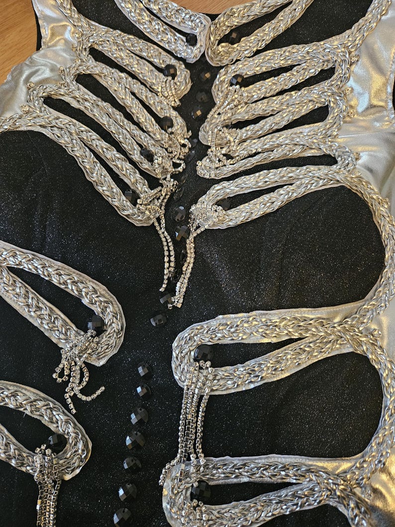 Avantgarde glittrig militärjacka – Ikonisk popturné – inspirerad performancekostym – matchande bodysuit finns också bild 12