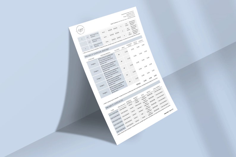 Puede incluir: Una mesa en blanco y negro con un mantel a rayas gris y blanco. La mesa tiene una etiqueta blanca con el texto "Project Expense Report" y una tabla con columnas para "Category", "Description", "Qty", "Price", "Total", y "Total (USD)".