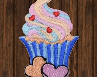 Aplique termocolante de cupcake, bordado de 5 cm com glacê, confeitos e corações de doce para jaquetas, bolsas, roupas infantis e projetos DIY para amantes de confeitaria.