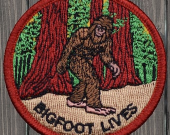 Toppa ricamata Bigfoot, 2,5", termoadesiva, distintivo Sasquatch della foresta, toppa Bigfoot Lives per giacca, zaino, cappello, toppa da collezione Cryptid