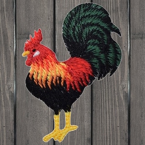 Puede incluir: Parche bordado para planchar de un gallo rojo, amarillo y negro con cola verde.
