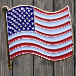 American Flag Enamel Pin, Wavy USA Metal Badge, Patriotic Lapel Pin for Hats, Jackets, Backpacks and Military Gifts